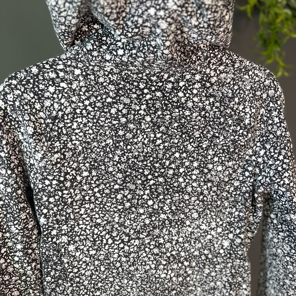 Lululemon Athletica - Picture 13 of 14